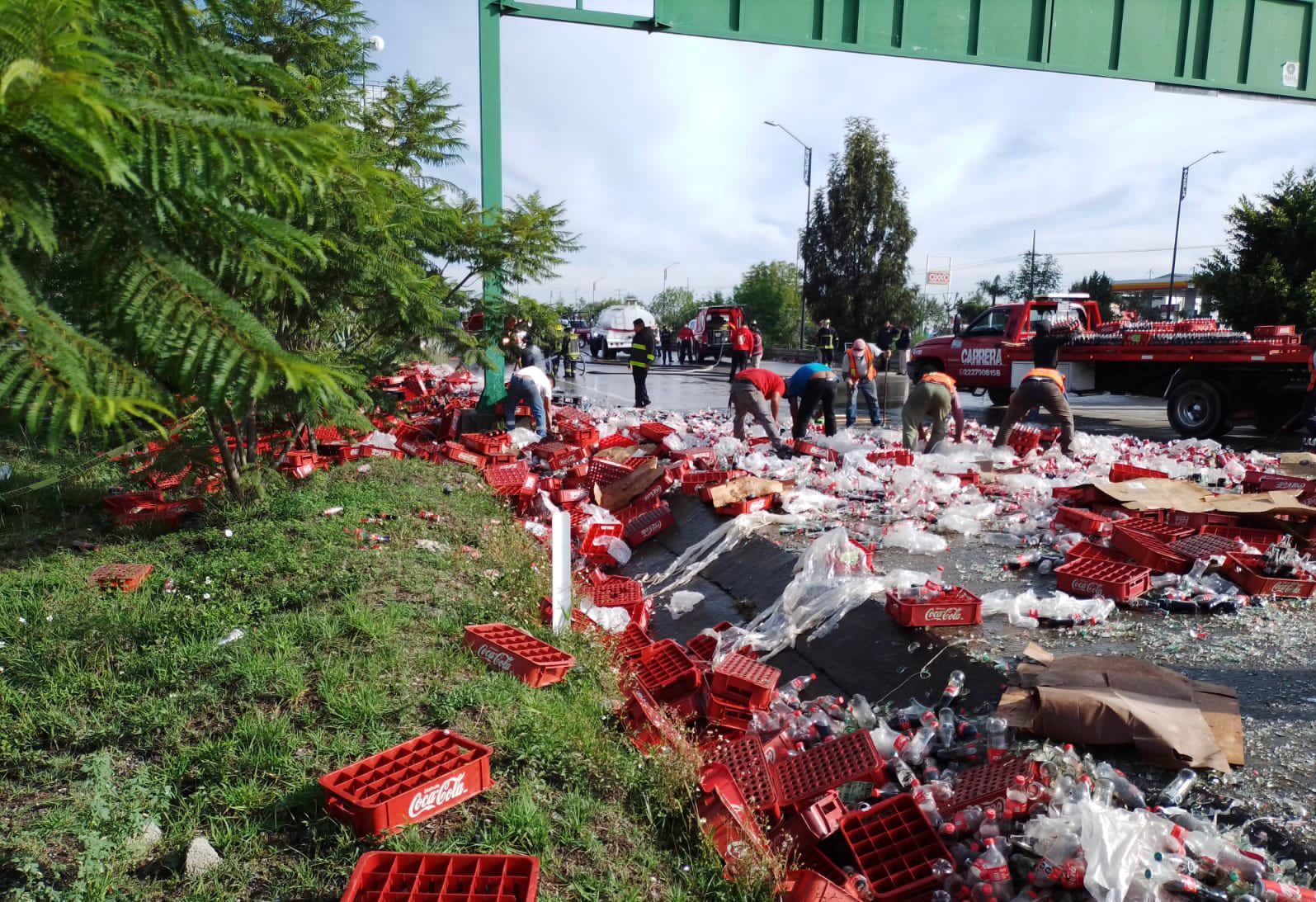 Vuelca Cami N De Refrescos Tras Chocar Con Patrulla De Ssp Puebla En El