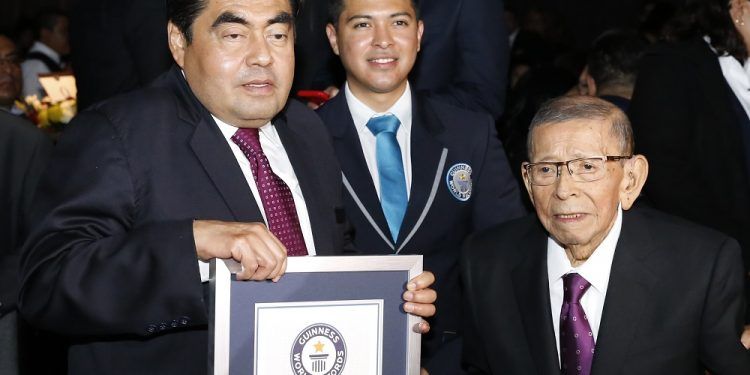 Acude gobernador Miguel Barbosa a la celebración de 50 años de tribuna radiofónica