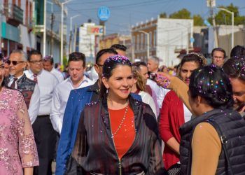 Miles de familias presentes en la conmemoración de la Revolución Mexicana
