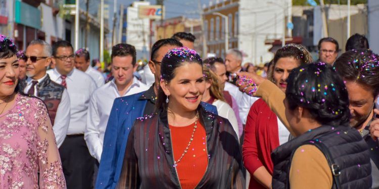 Miles de familias presentes en la conmemoración de la Revolución Mexicana