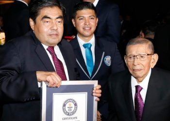 Acude Miguel Barbosa a la celebración de 50 años de Tribuna radiofónica
