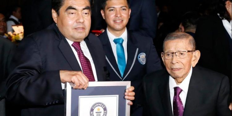 Acude Miguel Barbosa a la celebración de 50 años de Tribuna radiofónica