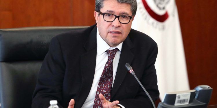 Asegura Monreal que no hay golpe de Estado, pero sí miniconspiradores