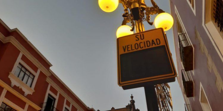 Inician colocación de 28 monitores de velocidad en diferentes puntos de la ciudad