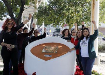 Develan placa en honora a la activista transgénero Agnes Torres Hernández