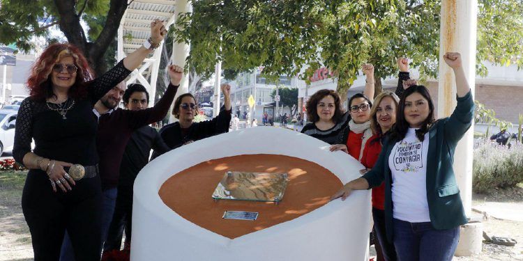 Develan placa en honora a la activista transgénero Agnes Torres Hernández