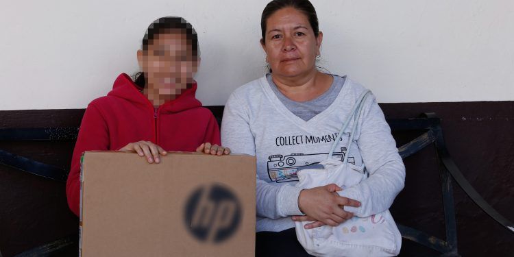 Benefician jornadas ciudadanas de SEDIF a adolescente de excelencia educativa con discapacidad visual