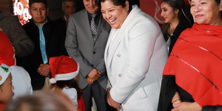 Con un lleno total, Karina Pérez Popoca realiza el encendido del árbol navideño