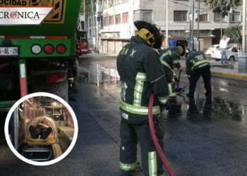 Bomberos construyen camilla especial para pacientes con COVID-19
