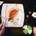 Cliente se hace viral por dejar propina de 10 mil dólares en restaurante de EU