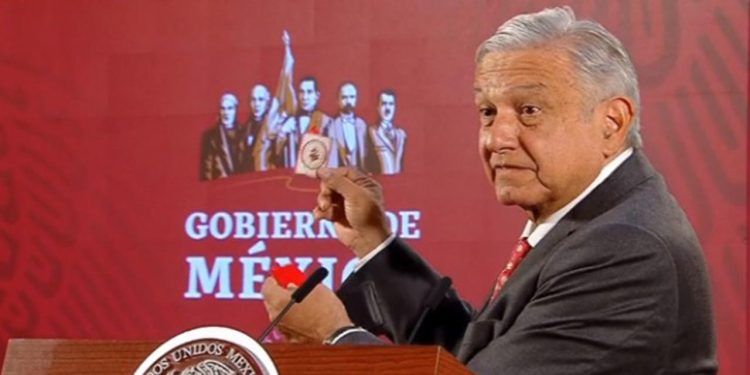 Imágenes religiosas forman el «escudo protector» de AMLO