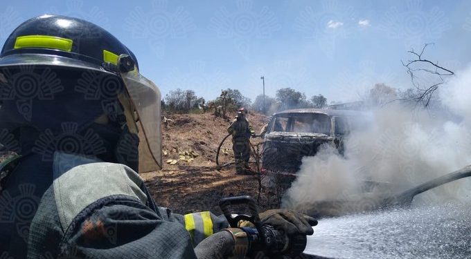 Bomberos de Puebla atendieron incendio en corralón de San Francisco Totimehuacan