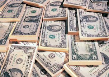 Dólar supera los 23 pesos por primera vez en su historia