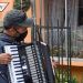 Hombre de Chile toca el acordeón para animar a sus padres en cuarentena (VIDEO)