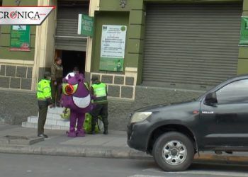 Policía de Bolivia usa disfraces de COVID-19 para concientizar sobre cuarentena
