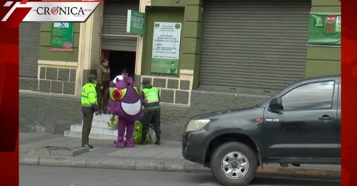 Policía de Bolivia usa disfraces de COVID-19 para concientizar sobre cuarentena