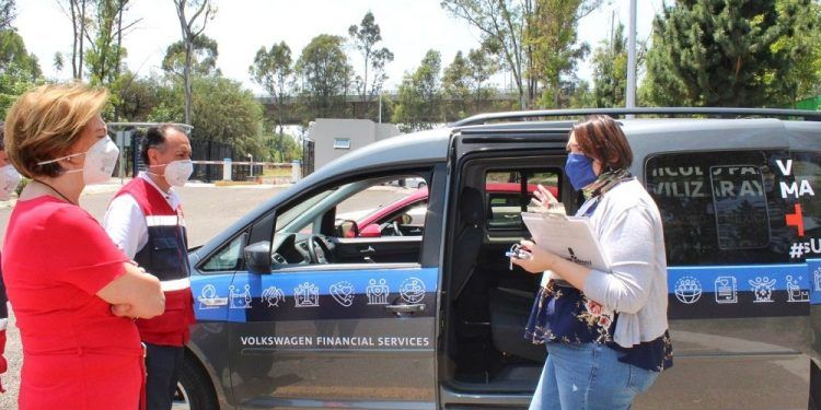 VW pone vehículos a disposición de Cruz Roja para traslado de personal en Puebla