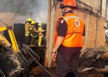 Bomberos sofocan incendio de maderería en San Pedro Cholula; no hay lesionados