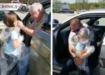 Niña conmueve a redes por protegerse contra COVID-19 en abrazo a su padre (VIDEO)
