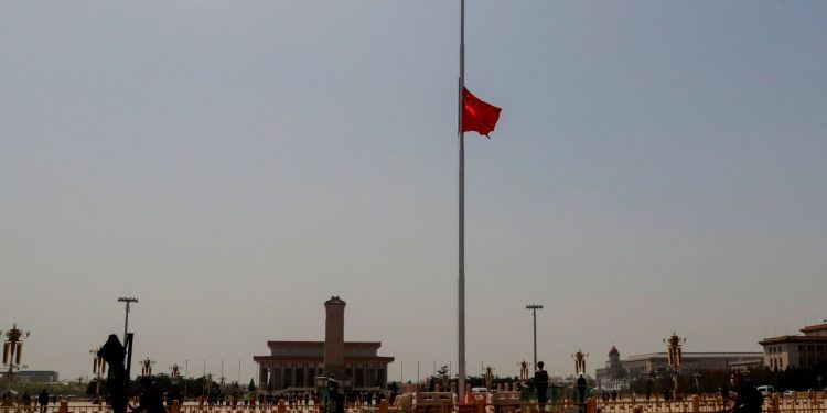 China guarda 3 minutos de silencio por las víctimas del coronavirus