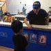 Niño extraña visitar el cine y sus padres llevan Cinépolis hasta su casa (FOTOS)