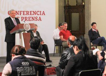 AMLO anuncia plan emergente contra Covid-19 y busca médicos