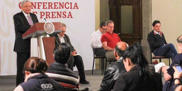 AMLO anuncia plan emergente contra Covid-19 y busca médicos