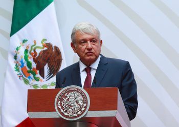 Altos funcionarios no tendrán aguinaldo y se bajarán el sueldo: AMLO