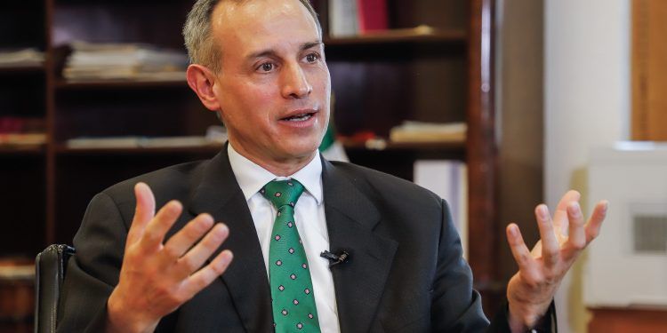 Falta de seguimiento a protocolos, causa de contagios a médicos: Gatell