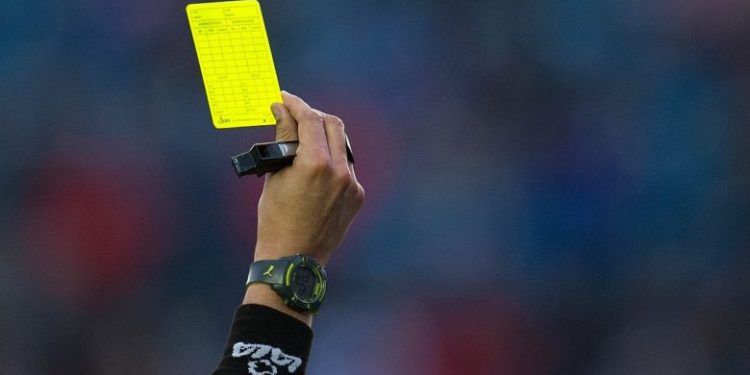 Tarjeta amarilla para el que escupa en la cancha, plantea la FIFA