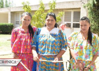 Mujeres de la sierra Tarahumara confeccionan cubrebocas contra la COVID-19