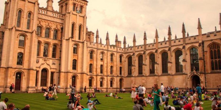 Universidad de Oxford inicia en humanos prueba de vacuna para COVID-19