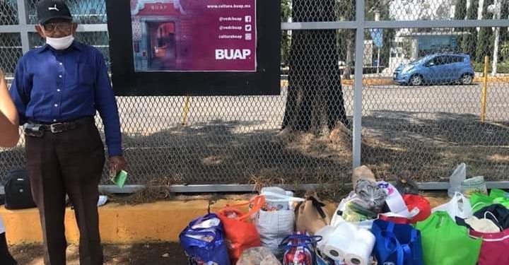 Don Lalo, vendedor de portacredenciales en la BUAP, recibe apoyo de la ciudadanía