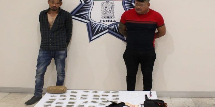 Policía estatal asegura a sujetos con 70 dosis de droga en Tlalancaleca, Puebla
