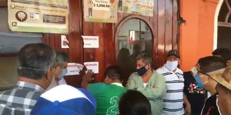 Comerciantes de Ajalpan se manifiestan por cierre del mercado