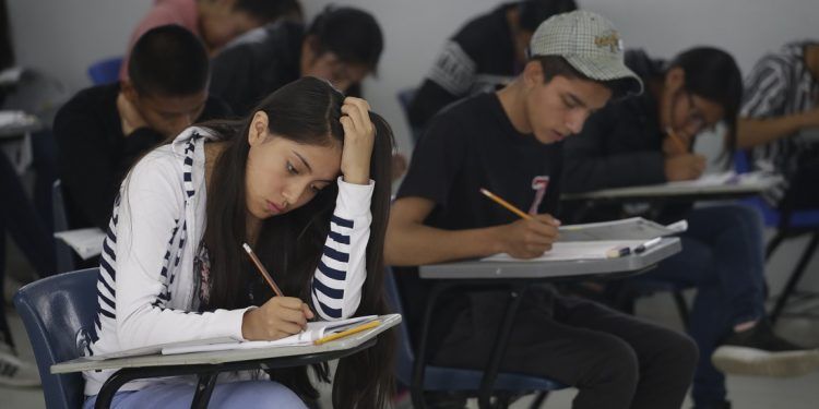 Barbosa exhorta a escuelas particulares a brindar apoyos en pago de colegiaturas