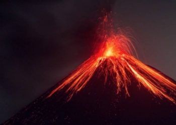 El volcán Krakatoa hace erupción y mantiene actividad constante