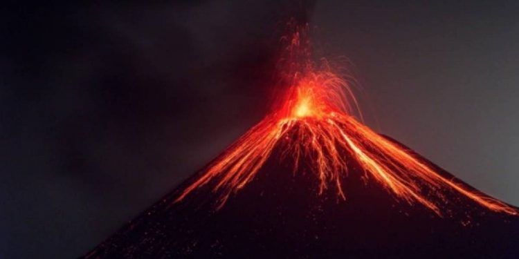 El volcán Krakatoa hace erupción y mantiene actividad constante