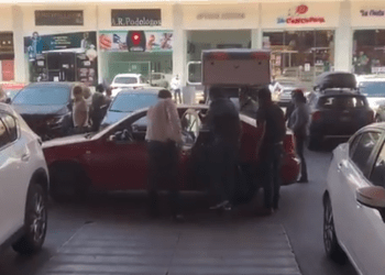 Ministeriales aseguran a un hombre en Chedraui Selecto en Lomas de Angelópolis