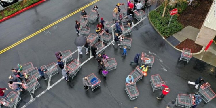 Las compras de pánico ahora son por el “tinte de cabello” dice el presidente ejecutivo de Walmart en EU