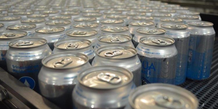 Cervecera donará a Puebla 650 mil latas de agua para apoyar a comunidades vulnerables