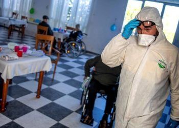 En asilos, mitad de muertes por COVID-19 en Europa
