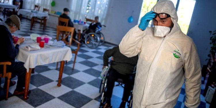 En asilos, mitad de muertes por COVID-19 en Europa