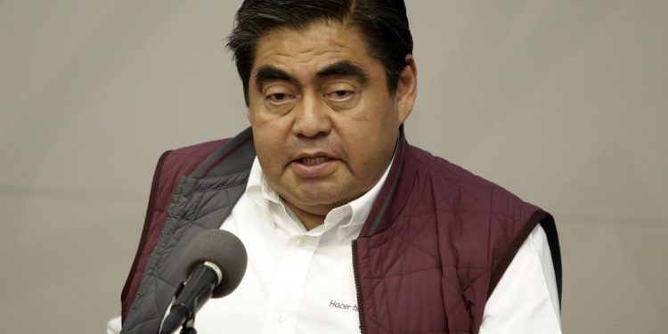 Barbosa acusa a delegado de Profeco del aumento de precios de productos básicos en Puebla