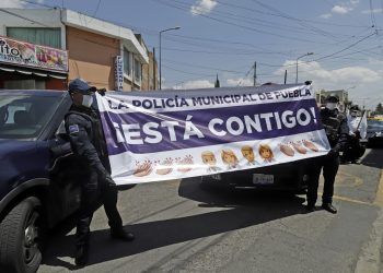 Policías municipales rinden homenaje a personal de salud del ISSSTEP