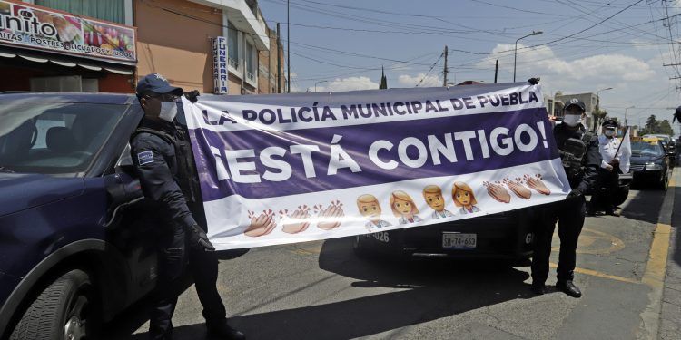 Policías municipales rinden homenaje a personal de salud del ISSSTEP