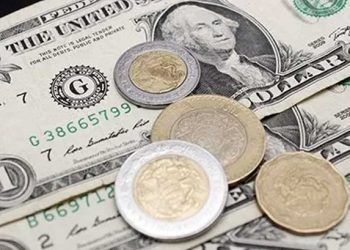 Dólar pierde terreno en inicio de semana
