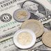 Dólar pierde terreno en inicio de semana