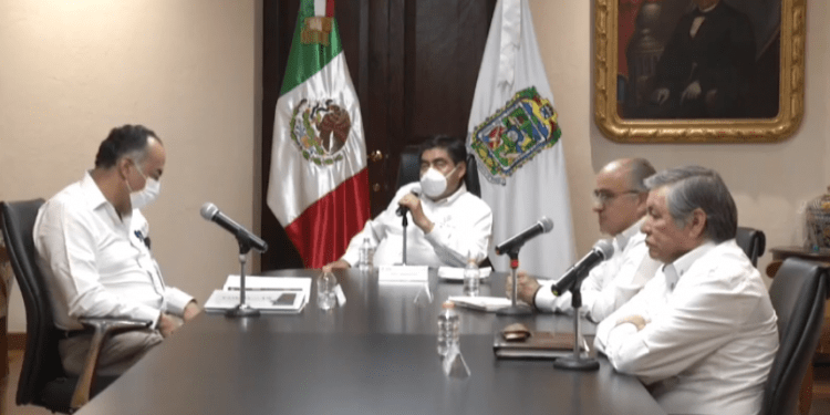 Donación en especie y no dinero pide Barbosa a Claudia Rivera para crisis por COVID-19