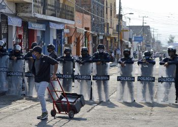 Con valla de granaderos impiden instalación de tianguis en Atlixco